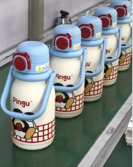Για να φτιάξετε ένα κύπελλο Thermos, δεν είναι μόνο απαραίτητο να έχετε μια όμορφη εμφάνιση, αλλά και να είστε καλά στρογγυλεμένοι τόσο μέσα όσο και έξω